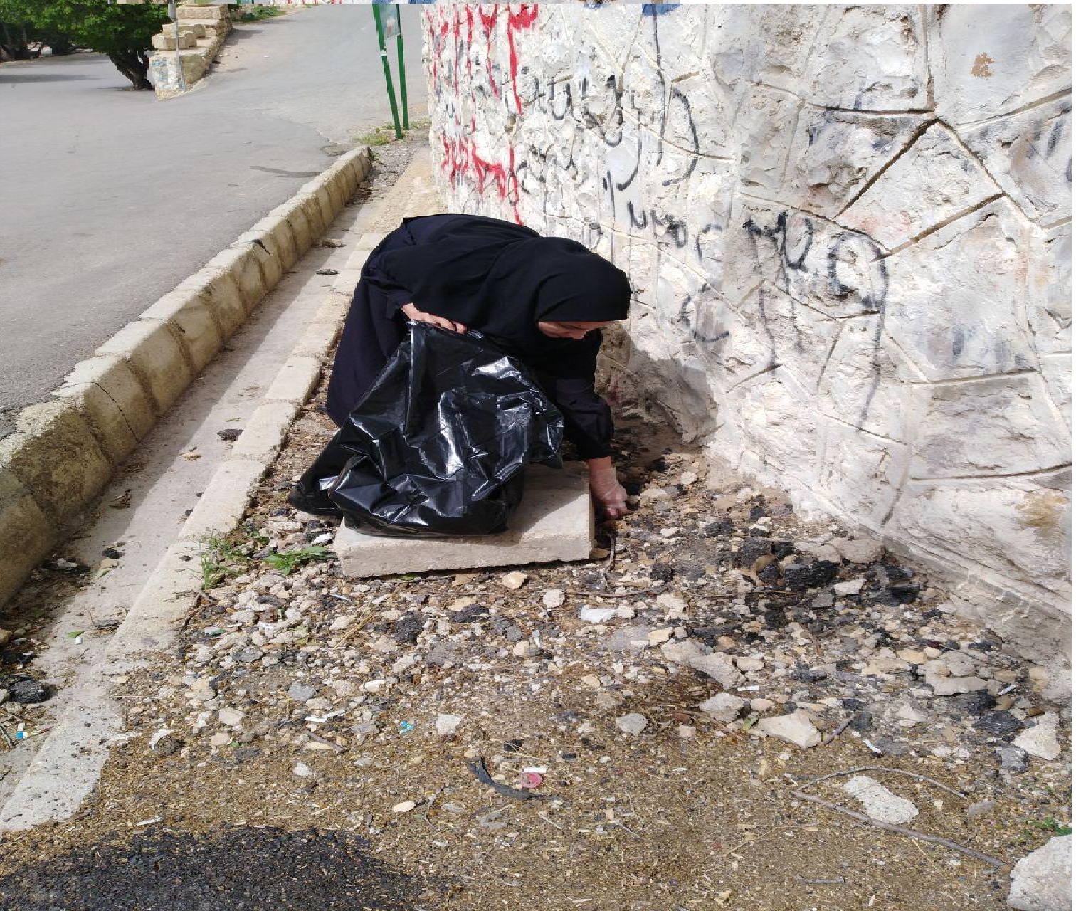 پاکسازی آبشاردر روز زمین پاک توسط بانوان شهرداری